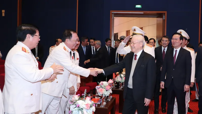 Lực lượng công an nhân dân đón nhận Huân chương Bảo vệ Tổ quốc Hạng nhất 