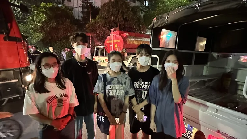 Giải cứu 5 người thoát khỏi vụ cháy ở Hà Nội 