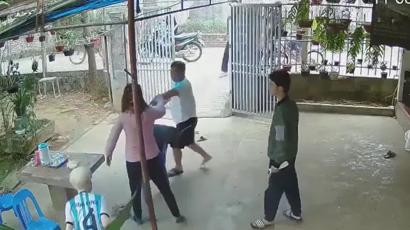 Làm rõ vụ bé trai bị ông nội của bạn hành hung 