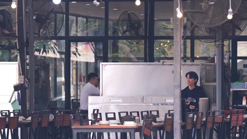 Cao điểm kiểm soát nồng độ cồn: Nở rộ dịch vụ chở hộ khách say, quán nhậu vẫn ế