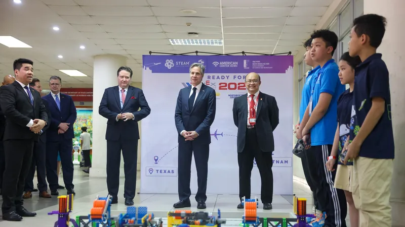 Ngoại trưởng Hoa Kỳ Antony Blinken xem biểu diễn robot tại Đại học Bách khoa Hà Nội