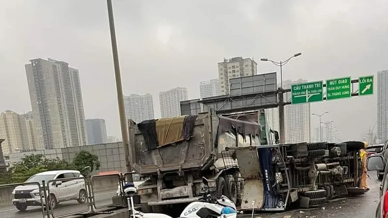 Hà Nội: 5 ô tô gây tai nạn liên hoàn tại đường trên cao 