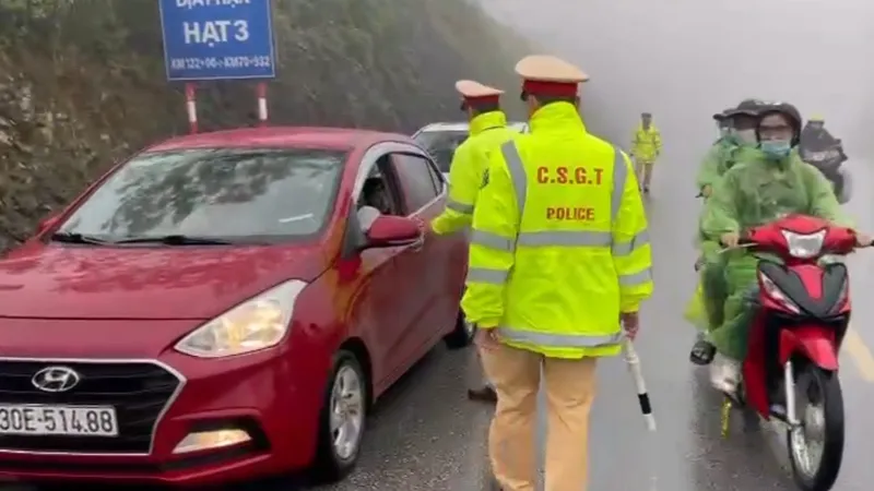 CSGT hỗ trợ người dân qua đoạn đường đèo trơn trượt, sương mù