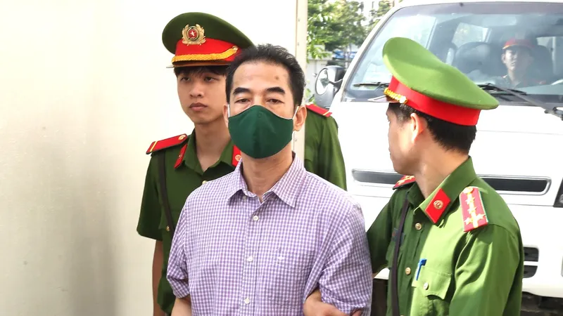 Hàng loạt cựu quan chức hầu tòa trong vụ án "chuyến bay giải cứu"