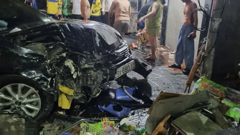 Ô tô đâm thương vong 3 người đang ngồi trên vỉa hè