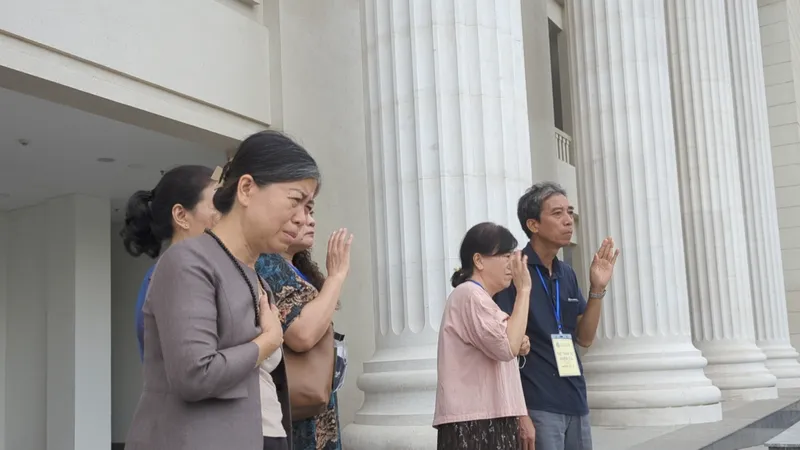 Vợ bị cáo Tô Anh Dũng nói "anh vì em, vì các con mà cố lên" 