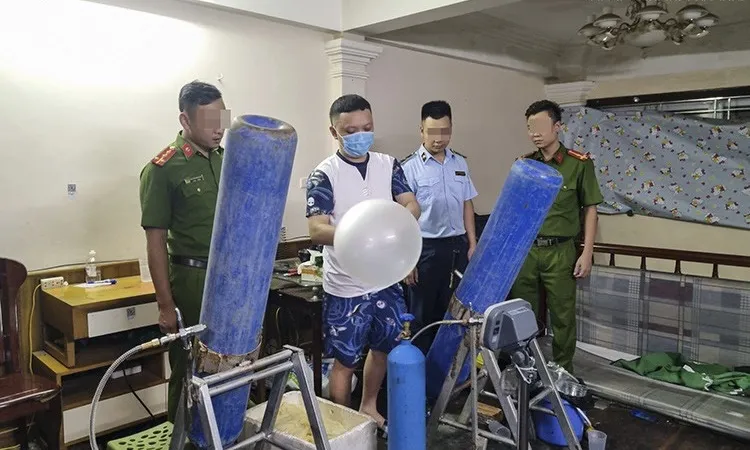 Kiểm tra đột xuất nhà dân, phát hiện gần 200 bình chứa khí bóng cười 
