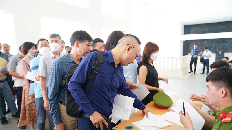 Hàng trăm cư dân dự phiên tòa xử vụ lừa dối khách hàng của ông Lê Thanh Thản 