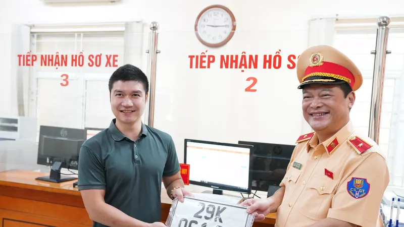 Những hình ảnh ngày đầu cấp biển số định danh ở Hà Nội