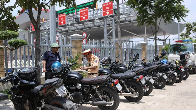 Tạm giữ đoàn xe phân khối lớn đâm cảnh sát giao thông bị thương 