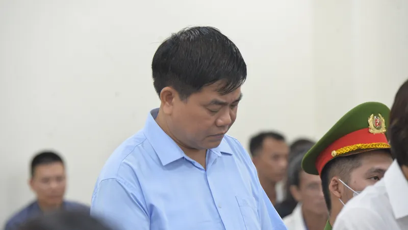 Ông Nguyễn Đức Chung bị tuyên phạt 18 tháng tù trong vụ án nâng giá cây xanh