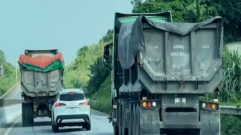 2 tài xế xe ben bị khởi tố do ép xe ô tô trên cao tốc