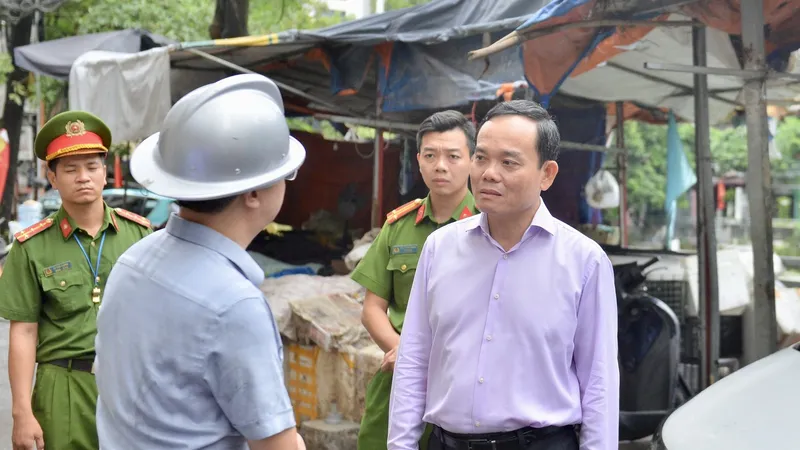 Phó Thủ tướng Trần Lưu Quang kiểm tra, chỉ đạo khắc phục hậu quả vụ cháy nghiêm trọng ở Hà Nội