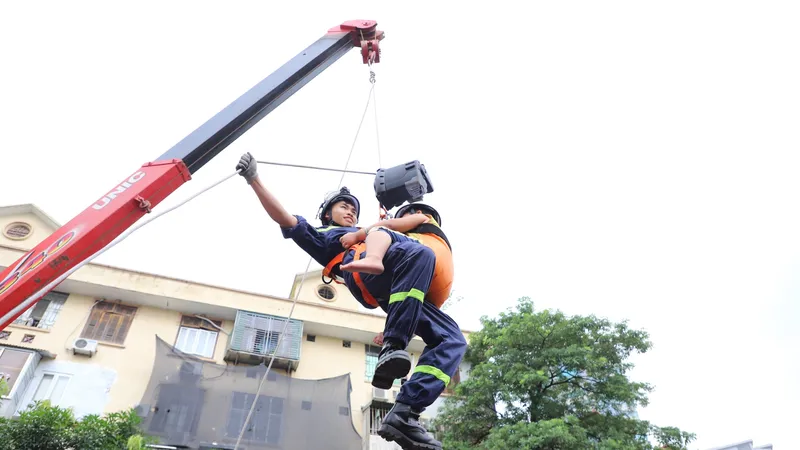Trải nghiệm kỹ năng chữa cháy, thoát nạn từ nhà cao tầng 