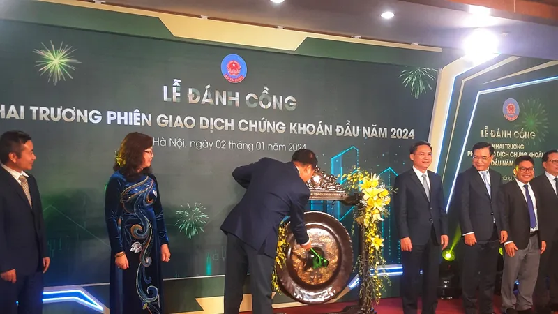 Phấn đấu nâng hạng thị trường chứng khoán Việt Nam từ "cận biên" lên "mới nổi"