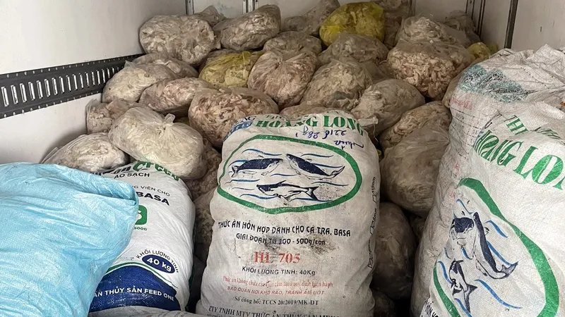 Phát hiện 1,1 tấn mỡ heo bốc mùi đang trên đường đi tiêu thụ