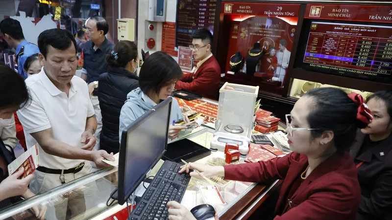 Hà Nội: Người dân không còn chen chân xếp hàng mua vàng