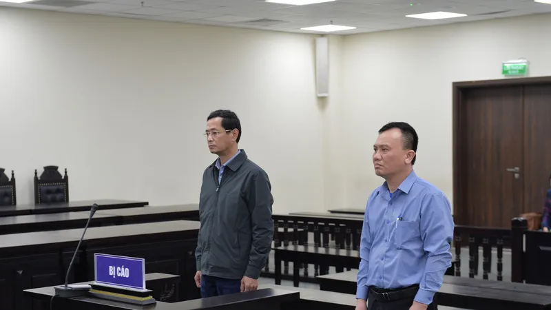 Bị cáo Trương Quang Việt (trái) và Lê Minh Tuyến tại phiên tòa chiều 6-3