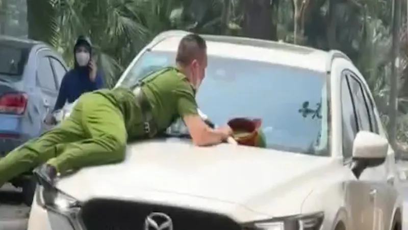 Bắt được đối tượng điều khiển xe ô tô hất công an lên nắp capô