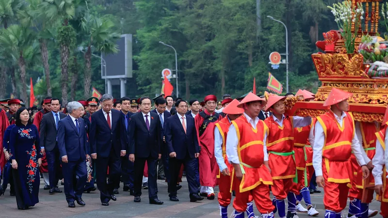 Thủ tướng Phạm Minh Chính dâng hương tưởng niệm các Vua Hùng