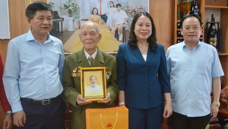 Quyền Chủ tịch nước Võ Thị Ánh Xuân thăm các chiến sĩ Điện Biên