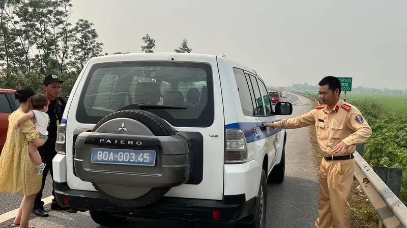 "Giải cứu" nhiều trẻ em và phụ nữ trên đường cao tốc