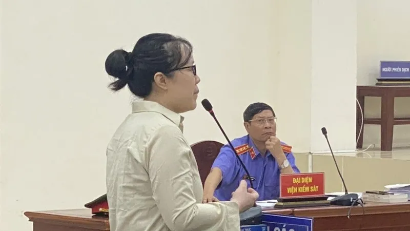Trích xuất tin nhắn để làm rõ vụ án nữ 9x lừa đảo hơn 53 tỷ đồng