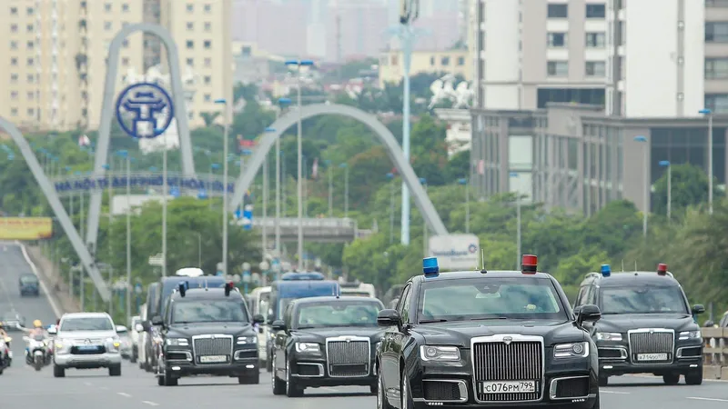 Siêu xe của Tổng thống Nga Vladimir Putin trên đường phố Hà Nội