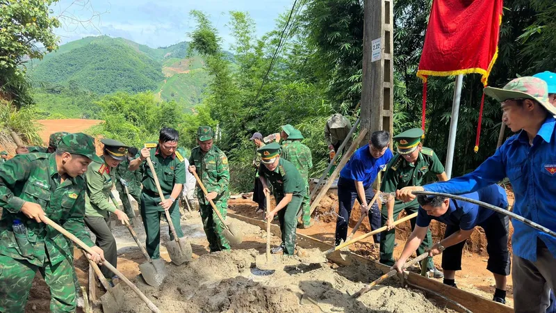 Hơn 200 thanh niên công an, bộ đội đổ bê tông, làm đường cho người dân