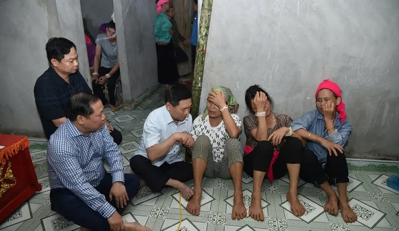 Phó Thủ tướng Hồ Đức Phớc chia buồn cùng gia đình 4 nạn nhân tử vong do sập nhà ở Hòa Bình