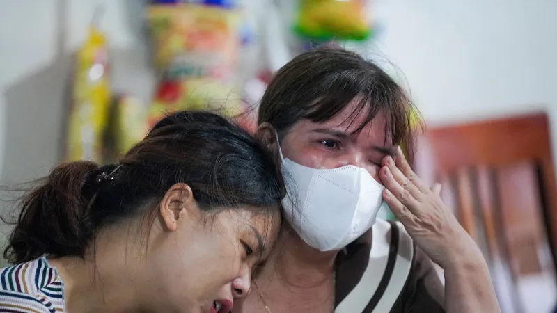 Vụ sập cầu Phong Châu: Ngóng người thân trong tuyệt vọng