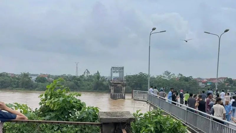 Cảnh sát giao thông Phú Thọ phân luồng giao thông sau khi cầu Phong Châu bị sập