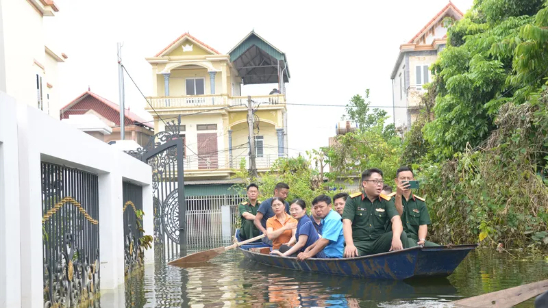 Bộ Tư lệnh Thủ đô Hà Nội thăm, tặng quà cho người dân bị thiệt hại do mưa, lũ ở huyện Mỹ Đức