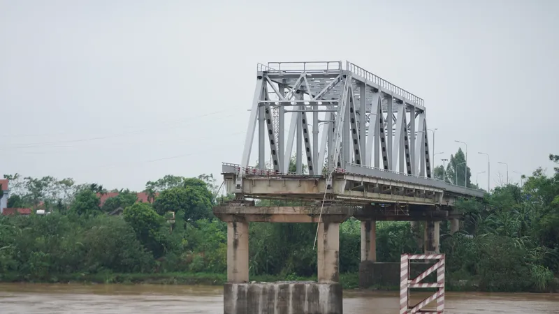 Kế hoạch phá dỡ kết cấu cầu Phong Châu bị sập
