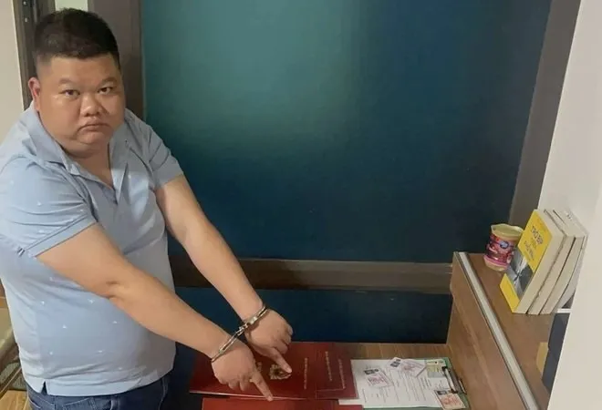 Đối tượng cùng các tang vật liên quan đến hành vi làm giấy tờ giả. Ảnh: L.N