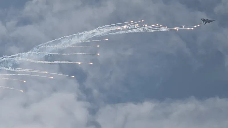 Chiến đấu cơ SU-30MK2 nhào lộn, nhả bẫy nhiệt tại Triển lãm Quốc phòng quốc tế Việt Nam 2024
