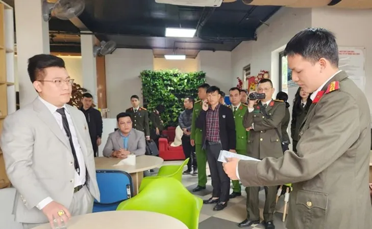 Cơ quan An ninh điều tra Công an TP Hà Nội thi hành lệnh khám xét trụ sở Công ty Triệu nụ cười của Hồ Quốc Thân