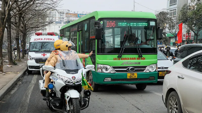 4 tổ của Cục Cảnh sát giao thông tuần tra, chống ùn tắc cửa ngõ Hà Nội 