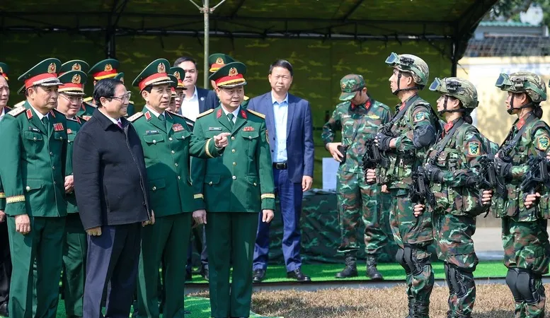Thủ tướng kiểm tra công tác ứng trực và chúc tết một số đơn vị của Bộ Công an, Bộ Quốc phòng