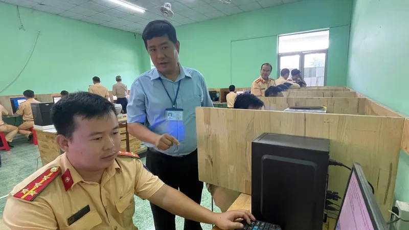 Người dân có thể sử dụng GPLX điện tử tích hợp trên VNeID để tham gia giao thông