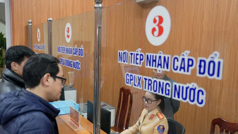 Người dân đến làm thủ tục cấp, đổi GPLX tại Đội Sát hạch, cấp giấy phép lái xe cơ giới đường bộ (Công an TP Hà Nội)