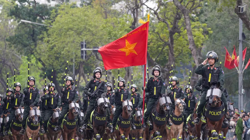 Xem cảnh khuyển, kỵ binh biểu diễn và tấn công tội phạm
