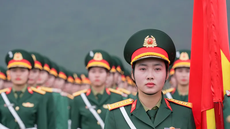 Nữ chiến sĩ vượt khó khổ luyện cho lễ kỷ niệm 50 năm Ngày Giải phóng miền Nam