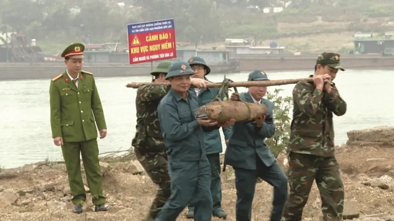 Phú Thọ: Tháo gỡ thành công quả bom nằm dưới sông Lô
