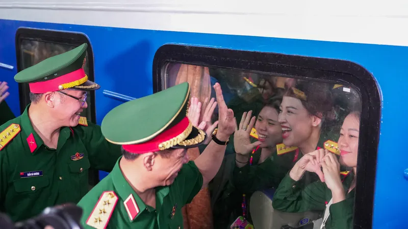 Các khối diễu binh, diễu hành của Bộ Quốc phòng bắt đầu hành quân vào Nam