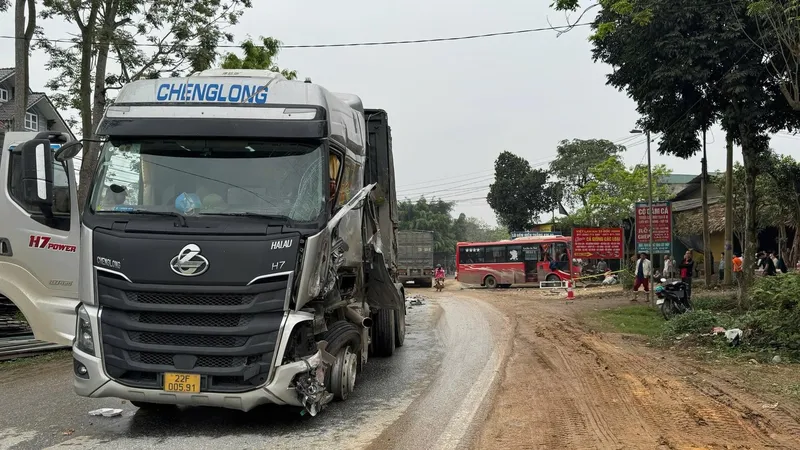 Tuyên Quang: Điều tra nguyên nhân xe khách va chạm xe đầu kéo, nhiều người rơi ra ngoài