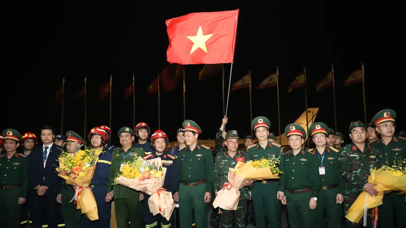Đoàn cứu hộ Việt Nam kết thúc nhiệm vụ tìm kiếm ở Myanmar, về tới sân bay Nội Bài
