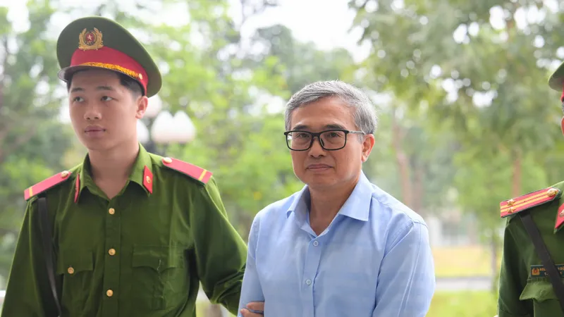Cựu Thứ trưởng Hoàng Quốc Vượng và các đồng phạm hầu tòa 