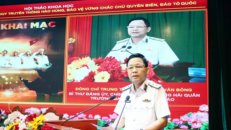 Trung tướng Nguyễn Văn Bổng, Chính ủy Quân chủng Hải quân phát biểu tại hội thảo