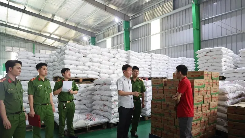 Công an đột kích, phát hiện 71.000 lít dầu ăn, 40 tấn mì chính, hạt nêm giả